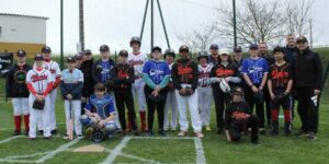 Les équipes U15 de baseball, avant le match, avec les entraîneurs et les arbitres. | OUEST-FRANCE