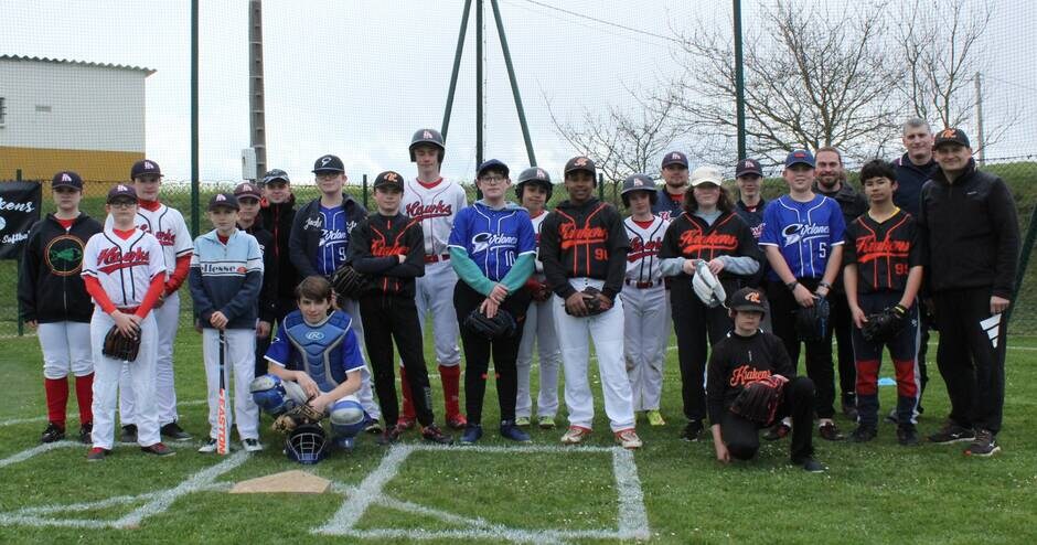 Les équipes U15 de baseball, avant le match, avec les entraîneurs et les arbitres. | OUEST-FRANCE